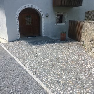 Schöner gepflästerter Hauseingang aus Naturstein